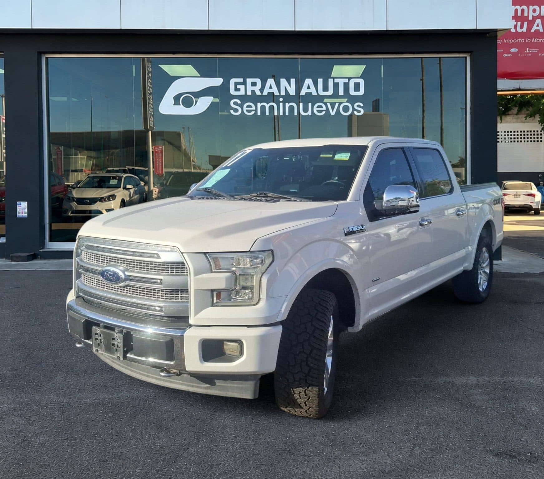 LOBO PLATINUM CREW CAB 4X4 CON SPRAY-IN BEDLINER